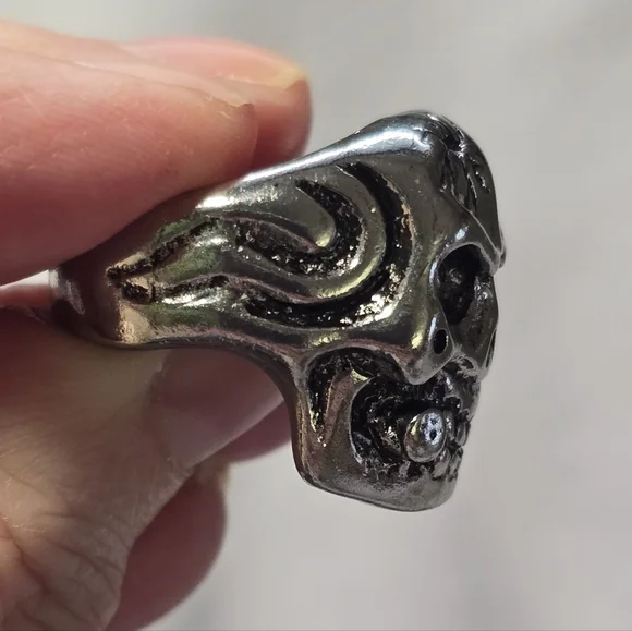 Silver Skull Ring with Red Gemstone - Picture 2 of 4